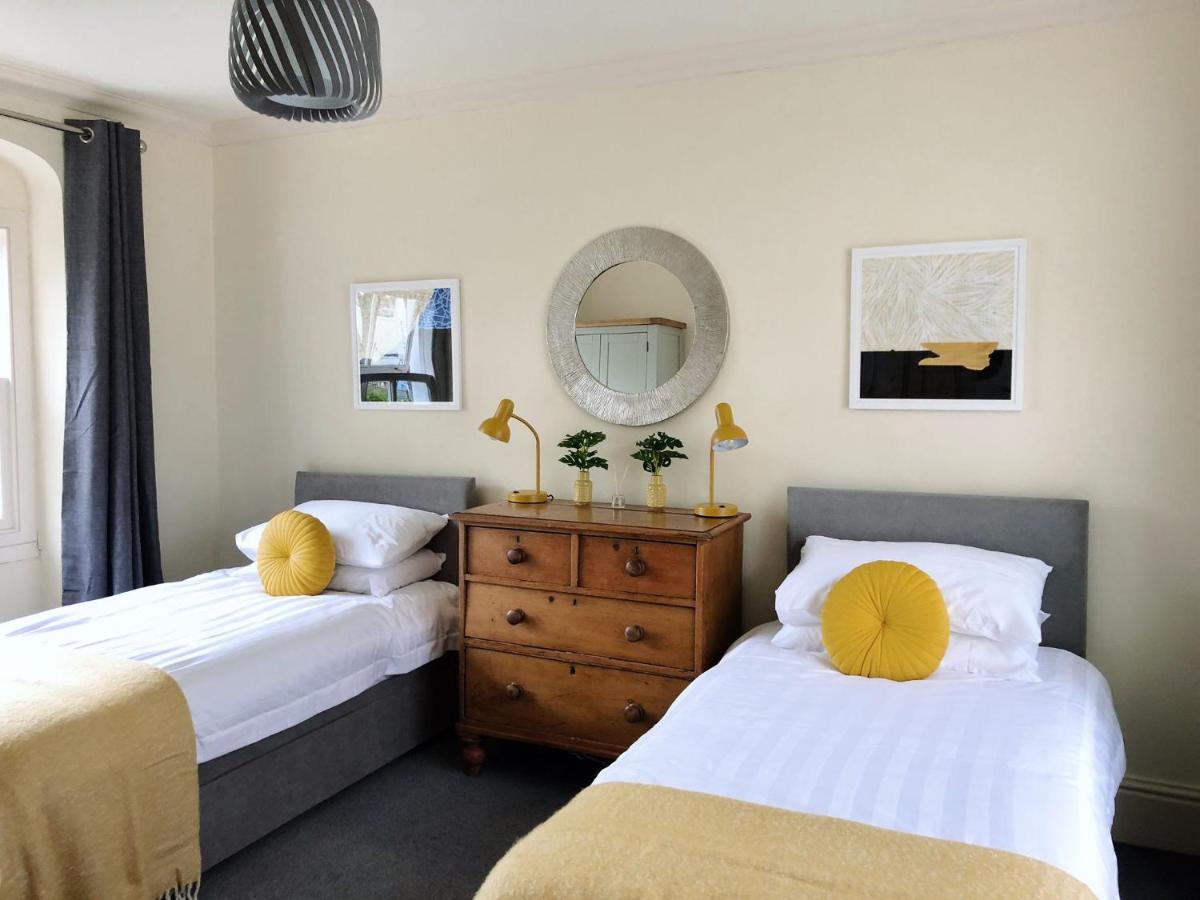Stunning & Spacious House In Central Tenby Bagian luar foto