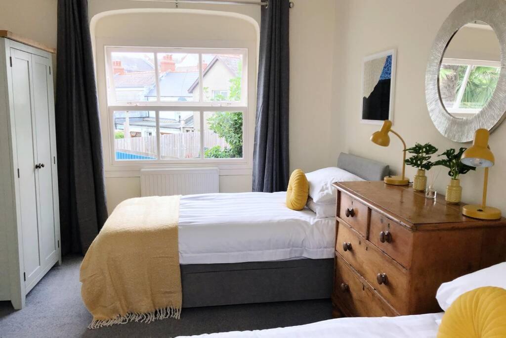 Stunning & Spacious House In Central Tenby Bagian luar foto