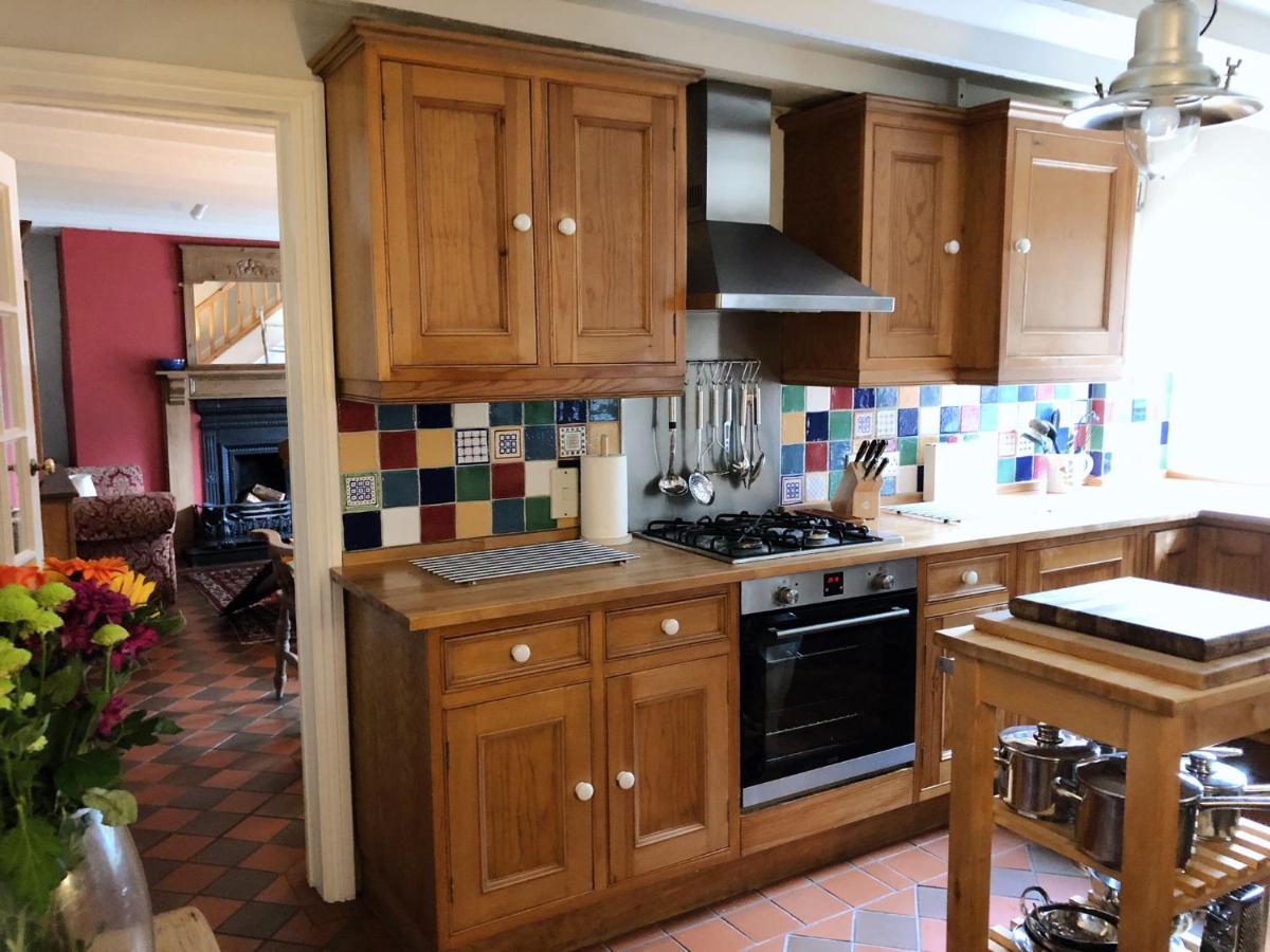 Stunning & Spacious House In Central Tenby Bagian luar foto