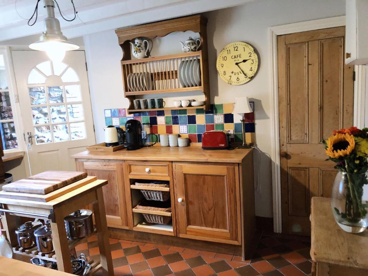Stunning & Spacious House In Central Tenby Bagian luar foto